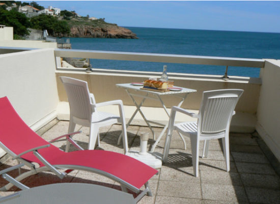 Petit-déjeuner face à la mer!